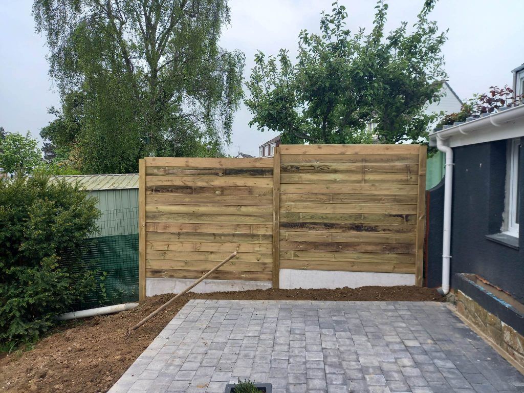 Pose de pavés devant un claustra