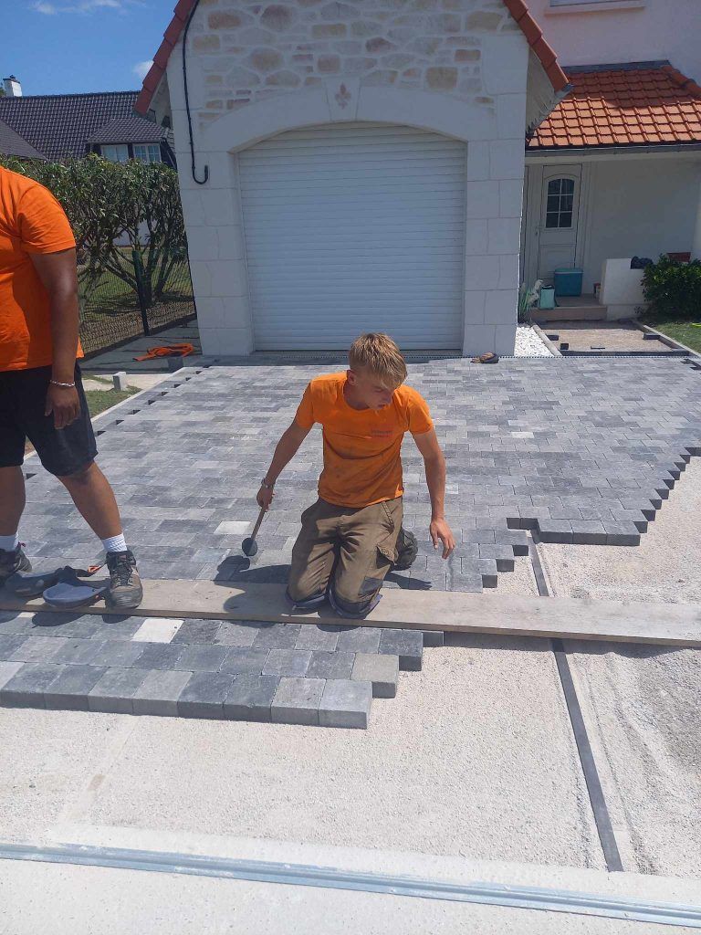 Des artisans posent des pavés