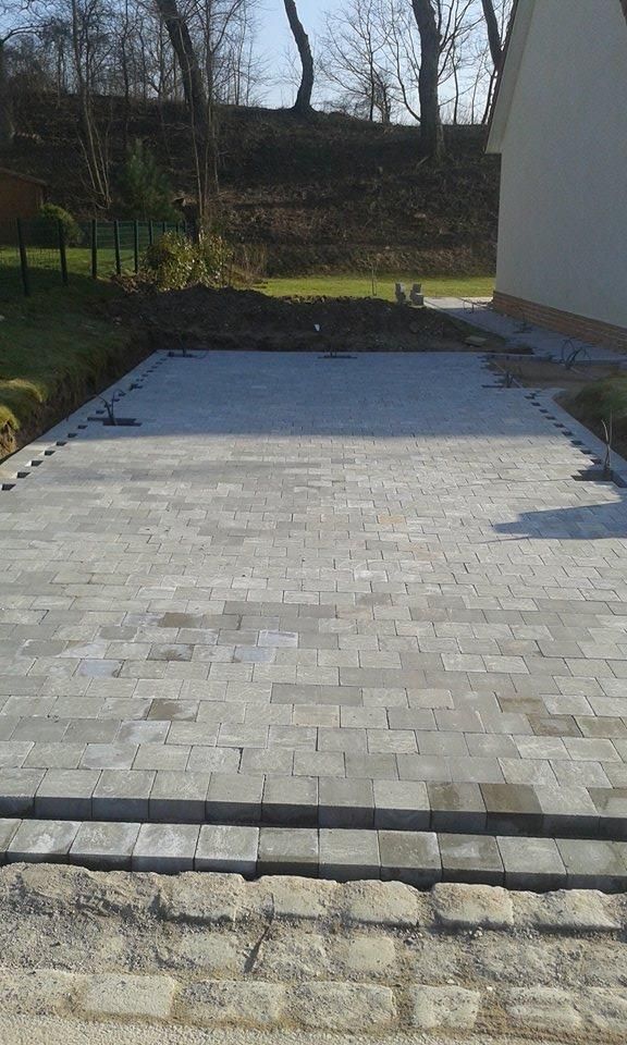 Installation de pavés gris