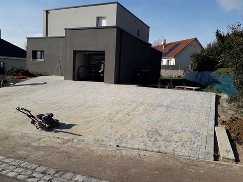 Pose de pavés devant le garage d'une maison