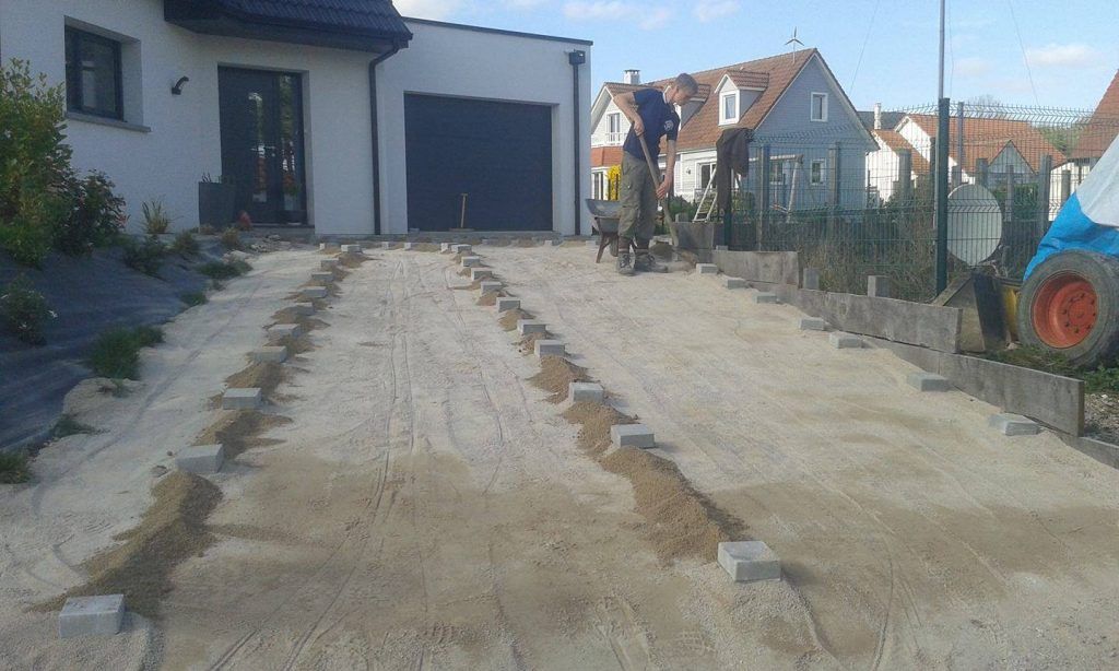 Préparation du terrain avant la pose de pavés