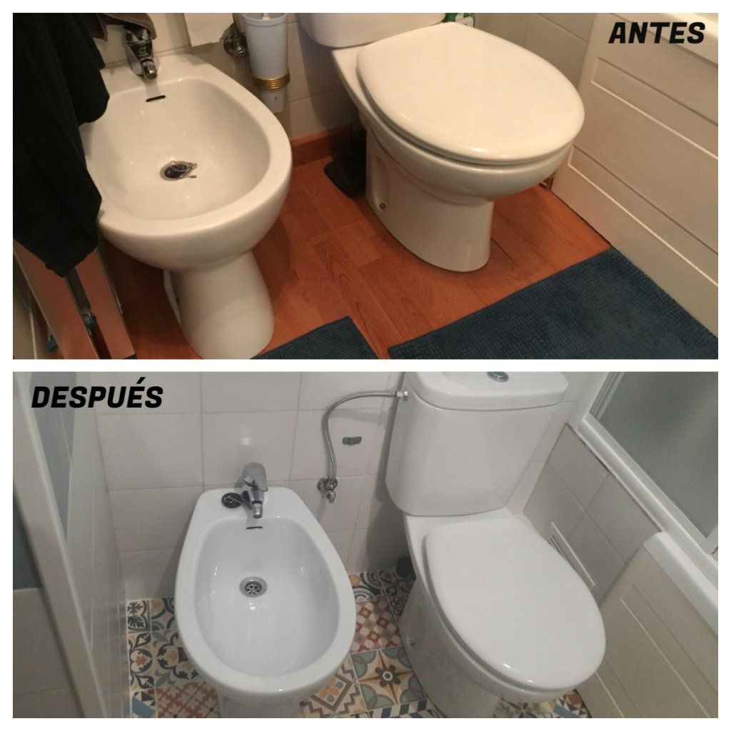 Una foto de antes y después de un baño con bidé e inodoro.