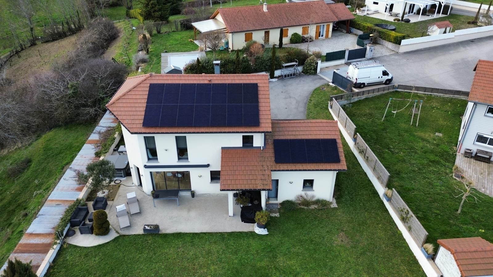 Maison avec panneaux photovoltaïques sur son toit en tuiles.