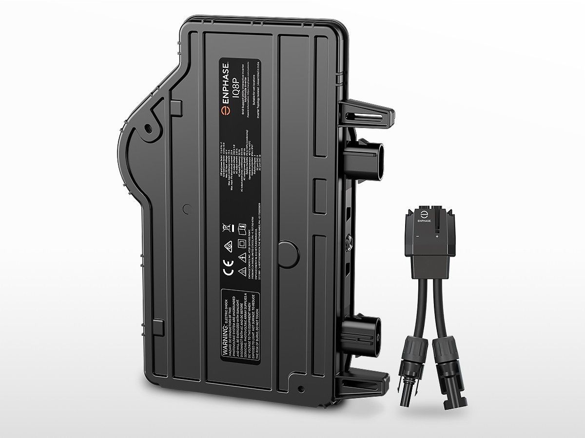 Micro-onduleur Enphase sur fond blanc.