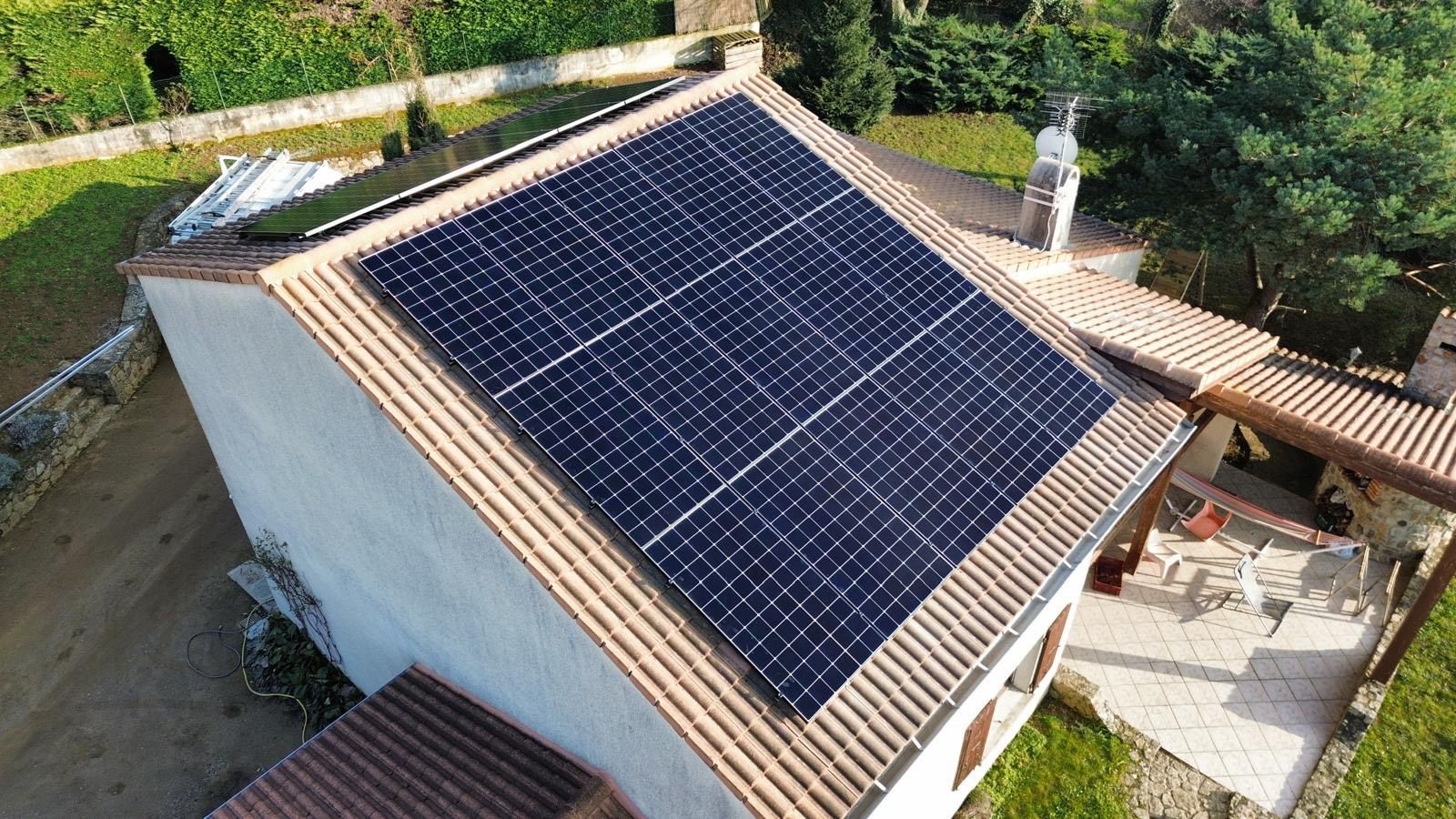 15 panneaux photovoltaïques sur un toit en tuiles.