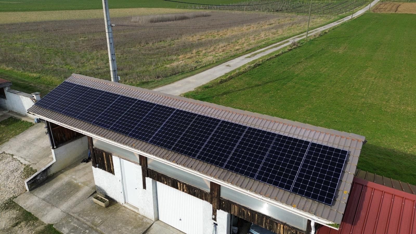 Panneaux photovoltaïques sur le toit d'une longère à la campagne.