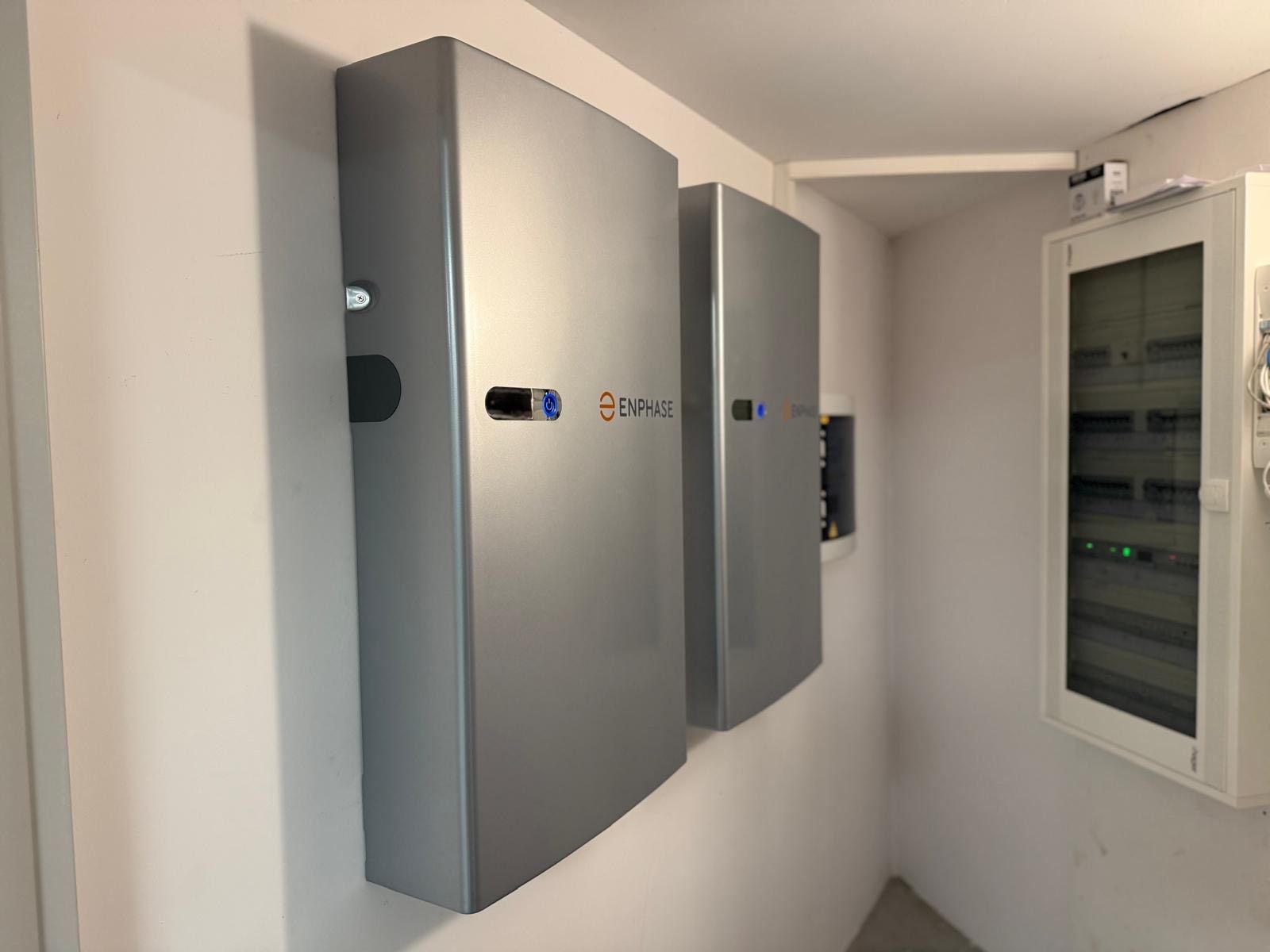 Batteries de panneaux solaires.