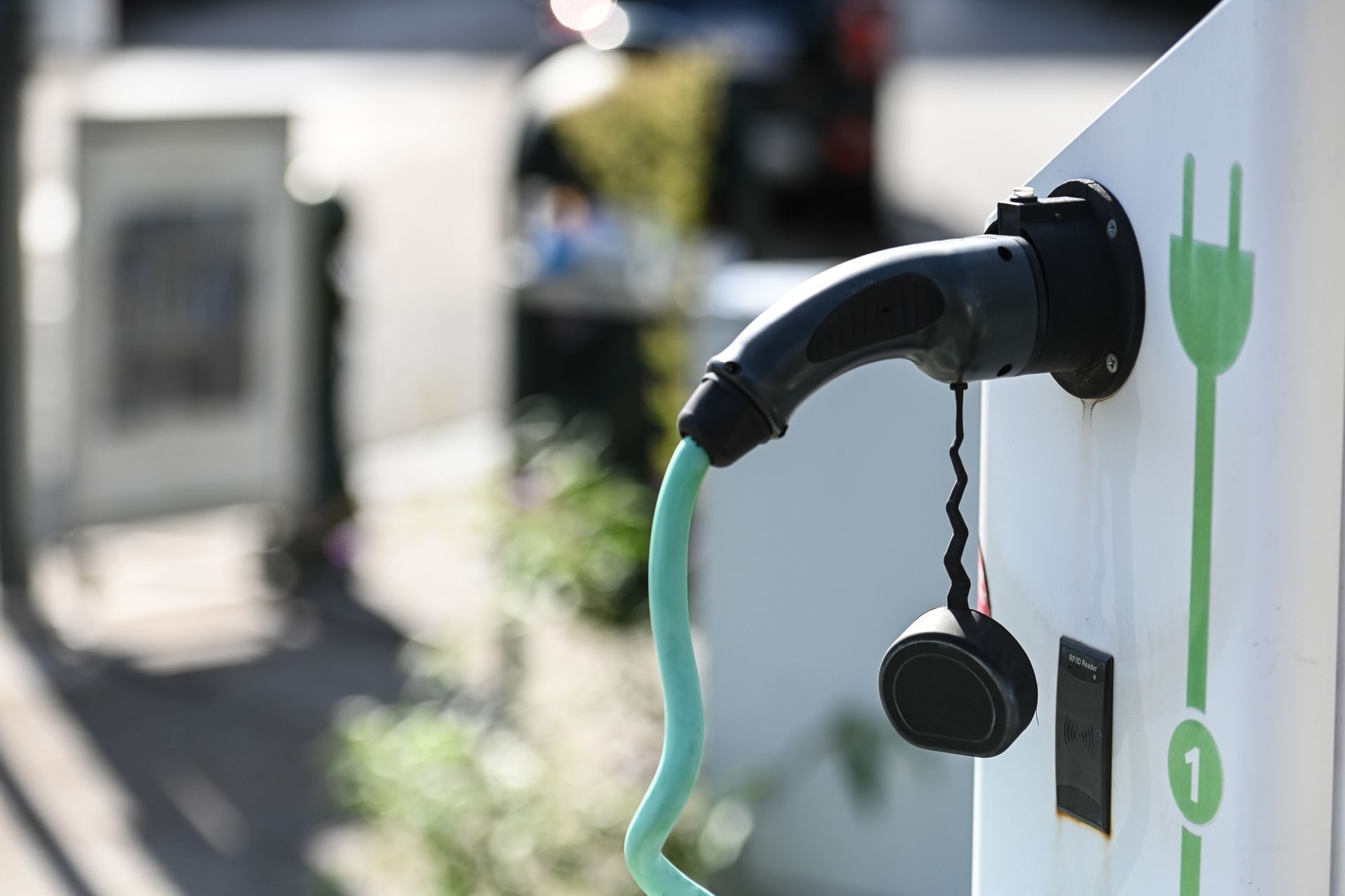 Gros plan sur la prise d'une borne de recharge électrique.