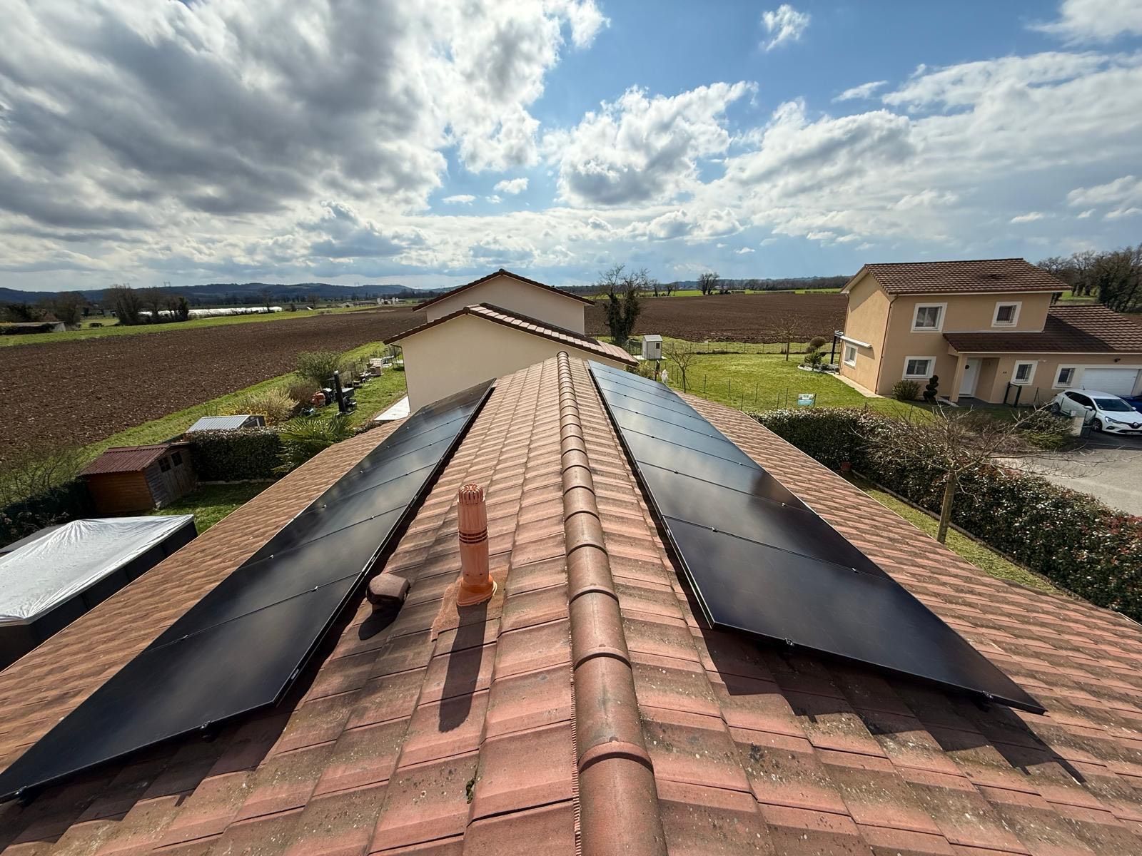 Deux bandes de panneaux photovoltaïques sur un toit.
