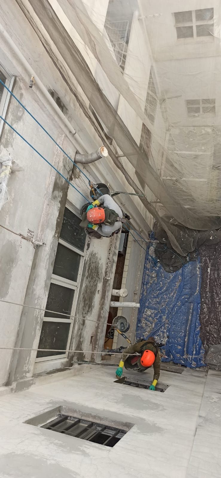 Un hombre está subiendo por el costado de un edificio.