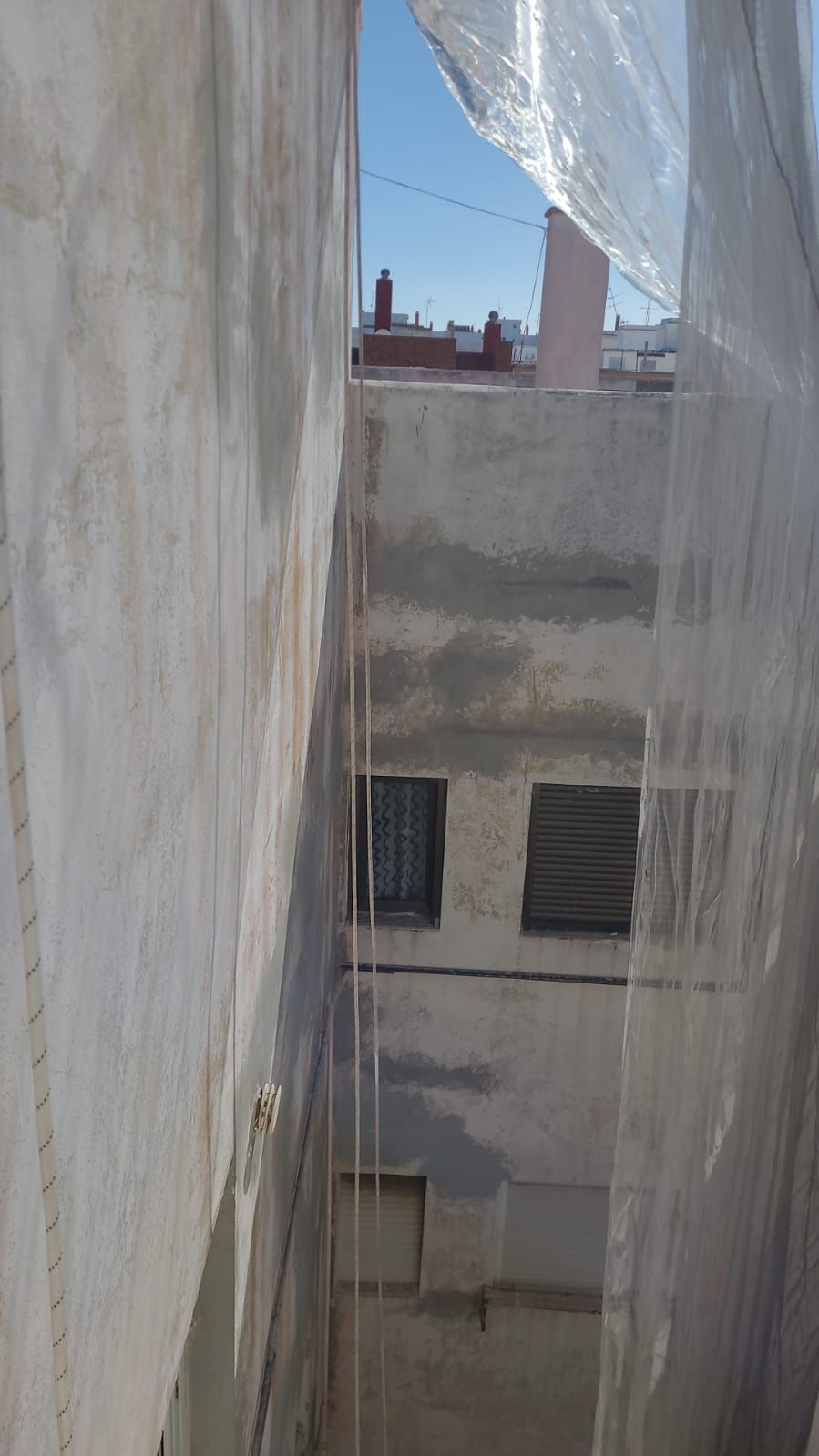 Una vista de un edificio a través de una cortina de plástico transparente.