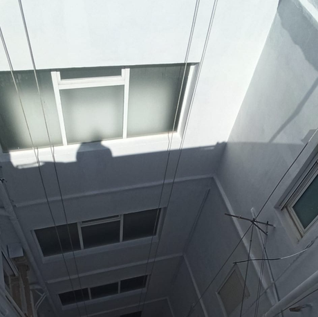 Mirando hacia arriba al tragaluz de un edificio