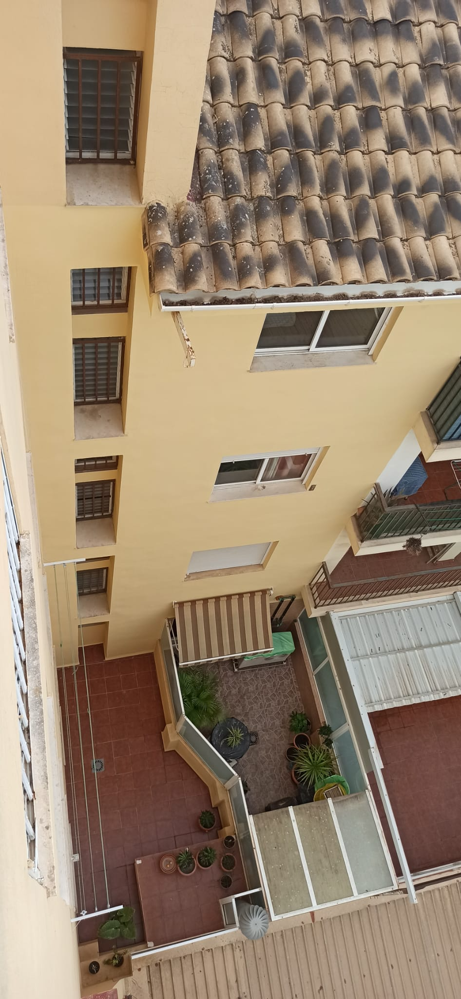 Una vista aérea de un edificio con techo y balcones.