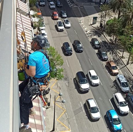 Una vista aérea de una calle de la ciudad con un hombre en un balcón.