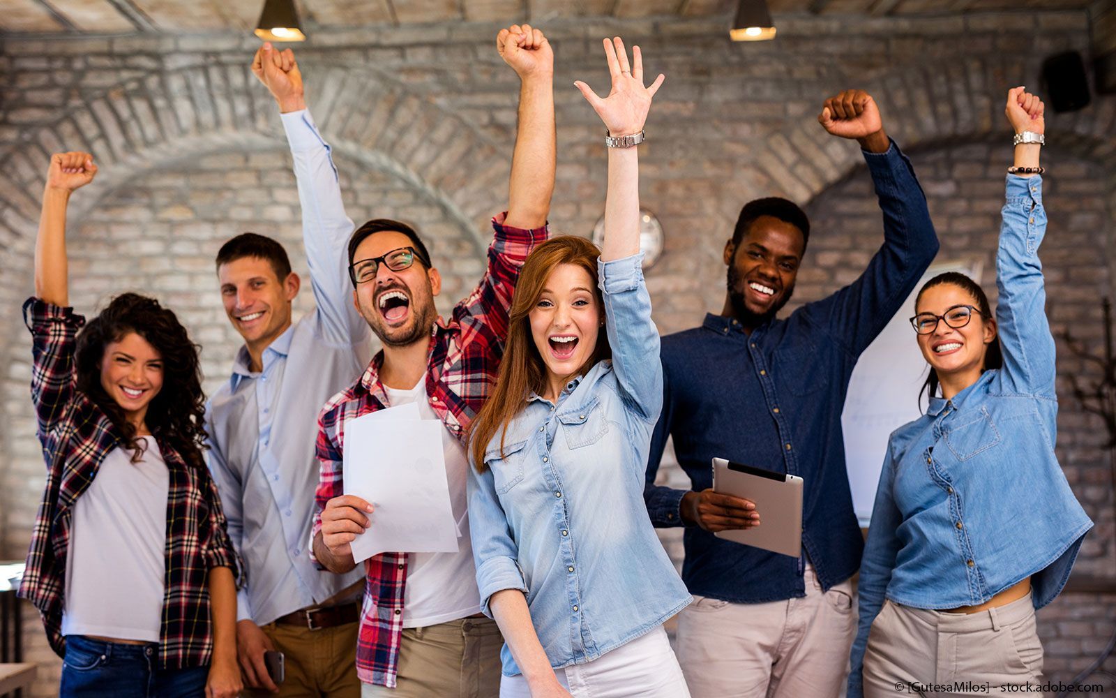 Eine Gruppe Männer arbeitet auf dem Dach eines Gebäudes.