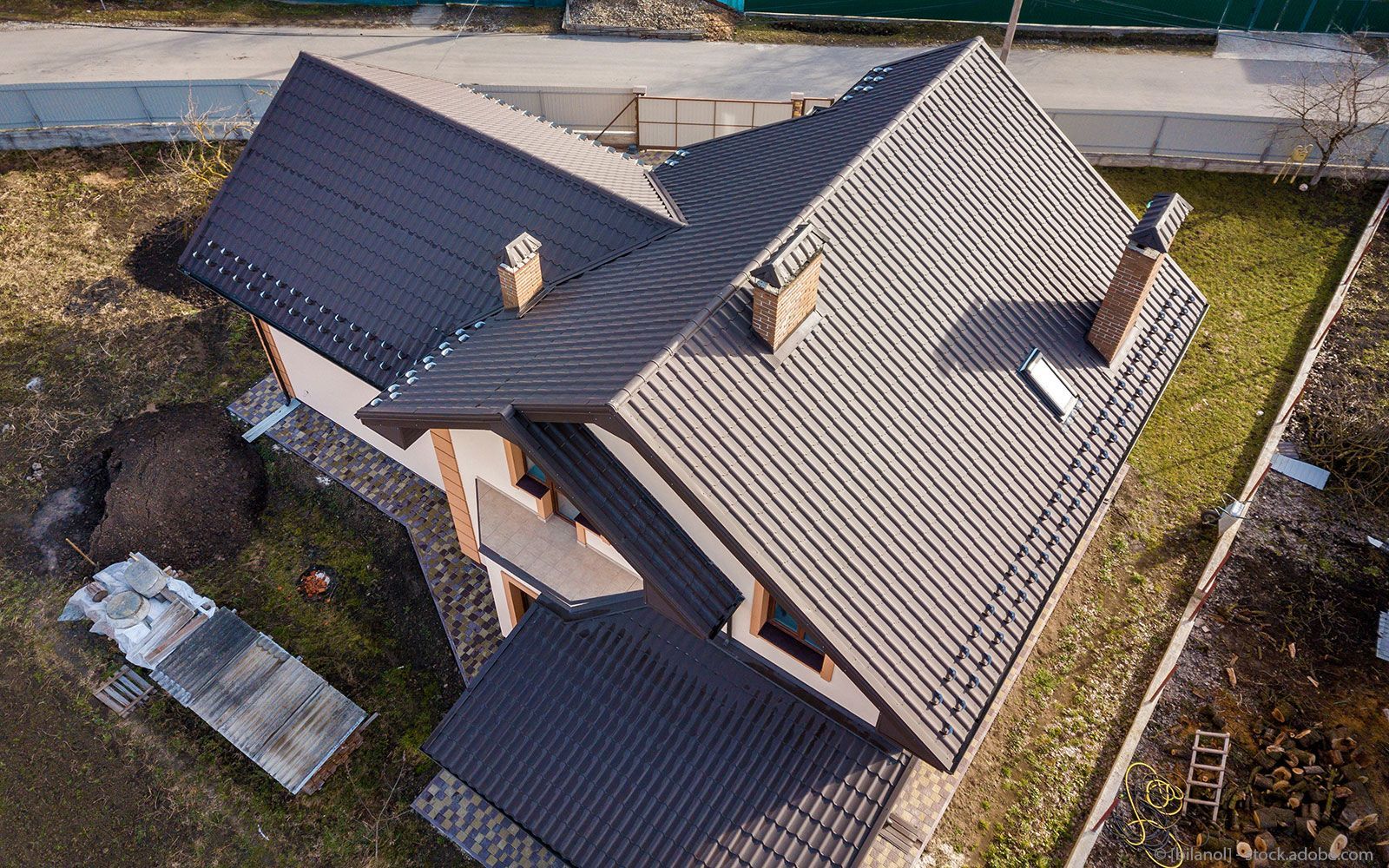 Eine Gruppe Männer arbeitet auf dem Dach eines Gebäudes.