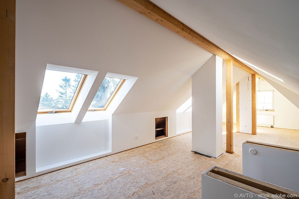 Eine Gruppe Männer arbeitet auf dem Dach eines Gebäudes.