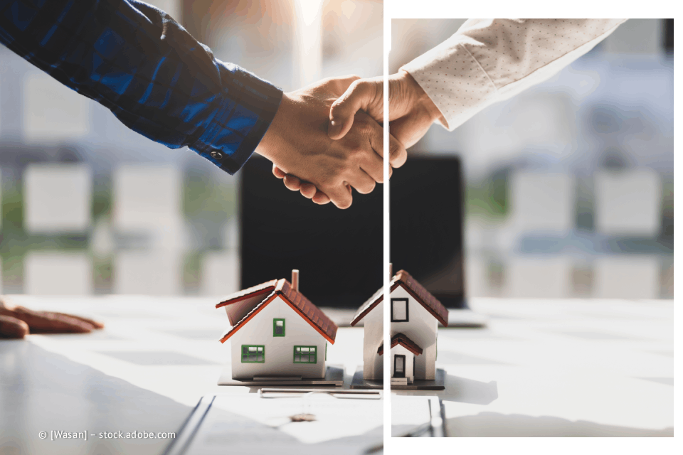 Zwei Menschen schütteln sich die Hände über Miniaturhäusern und einem Laptop auf einem Tisch, was ein Immobiliengeschäft symbolisiert.