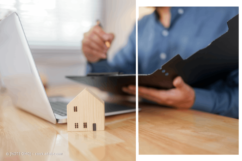 Ein Holzhausmodell, ein Laptop und eine Person, die auf einem Schreibtisch Papierkram überprüft, Immobilienkonzept.