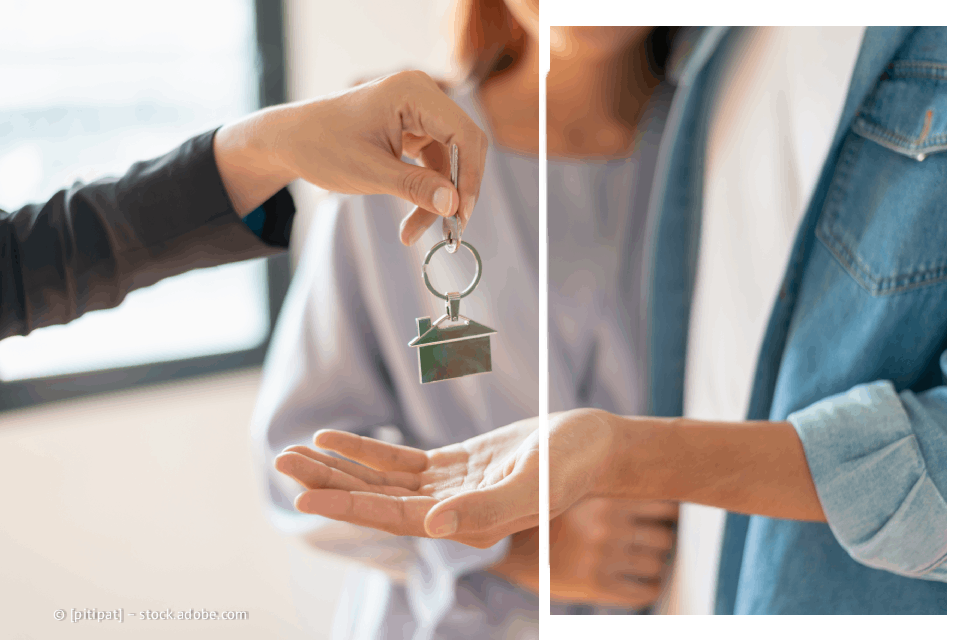 Person übergibt Hausschlüssel an eine andere Person.