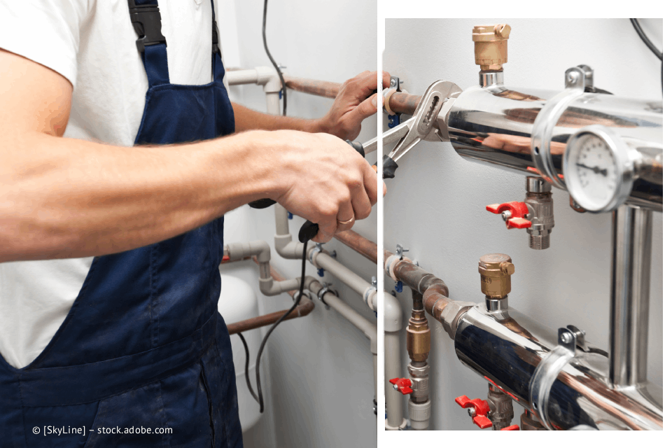 Klempner im blauen Overall arbeitet mit einem Schraubenschlüssel an Rohren; Nahaufnahme von Rohren mit Messgeräten und Ventilen.