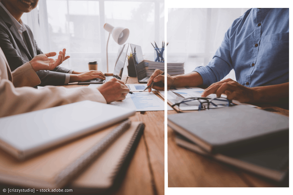 Geschäftstreffen, Leute am Tisch arbeiten an Dokumenten, Laptop und Kaffee.
