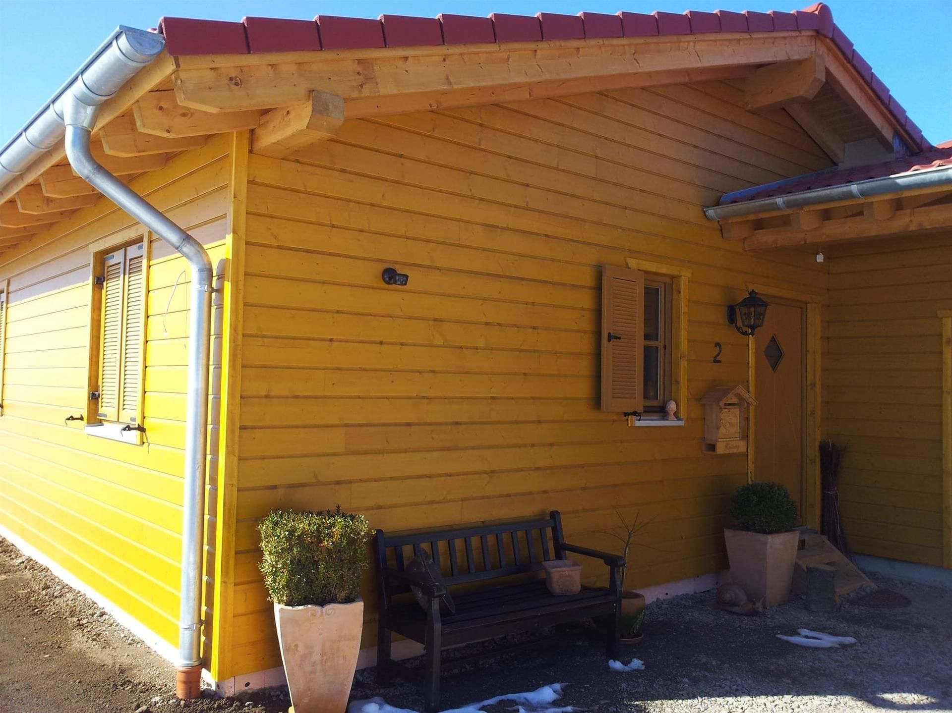 Ein gelbes Haus mit der Nummer 2 an der Tür