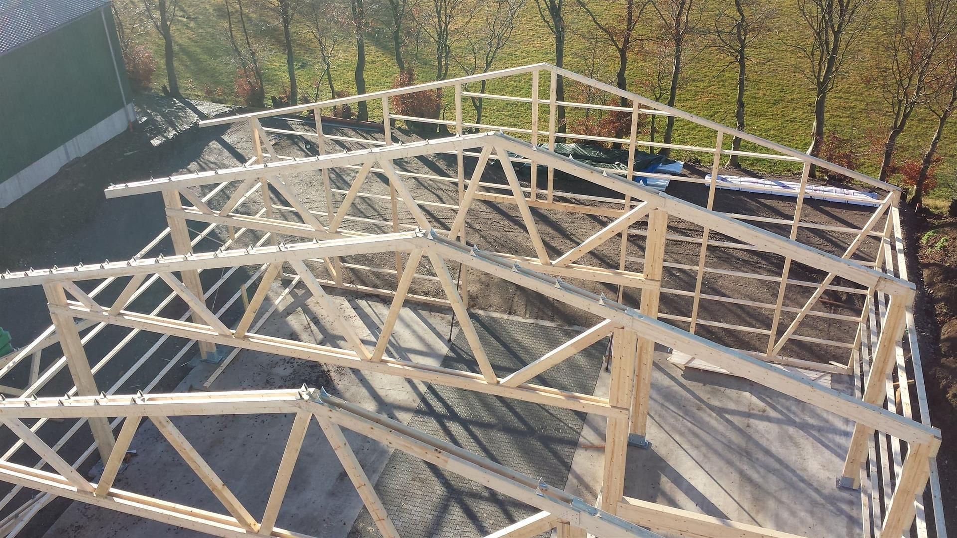 Eine Luftaufnahme einer im Bau befindlichen Holzkonstruktion