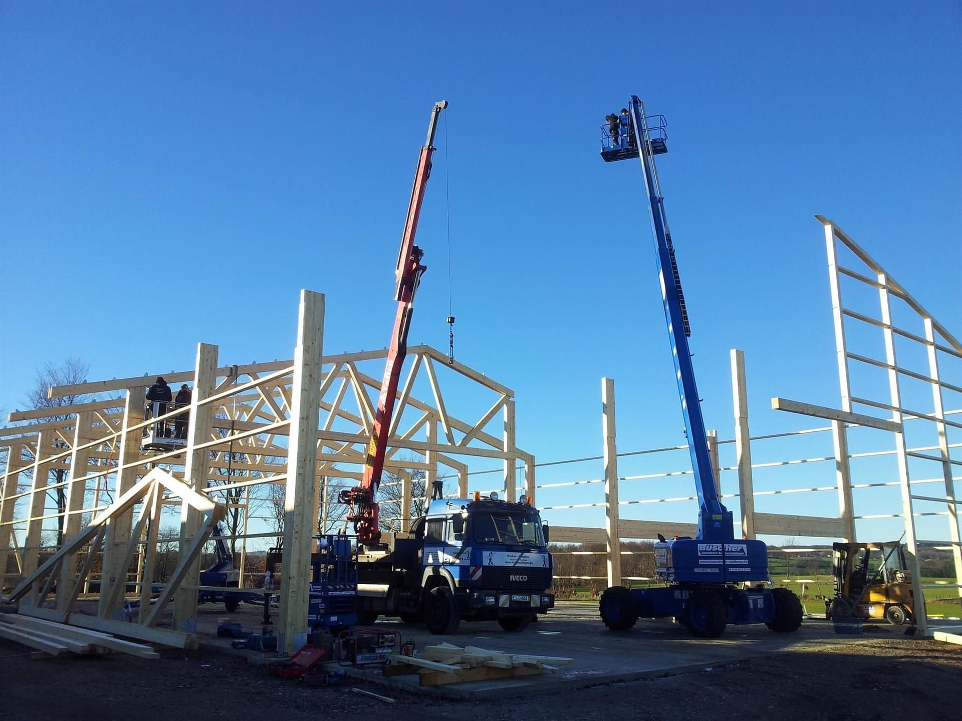Eine Baustelle mit einem LKW, auf dessen Seite 