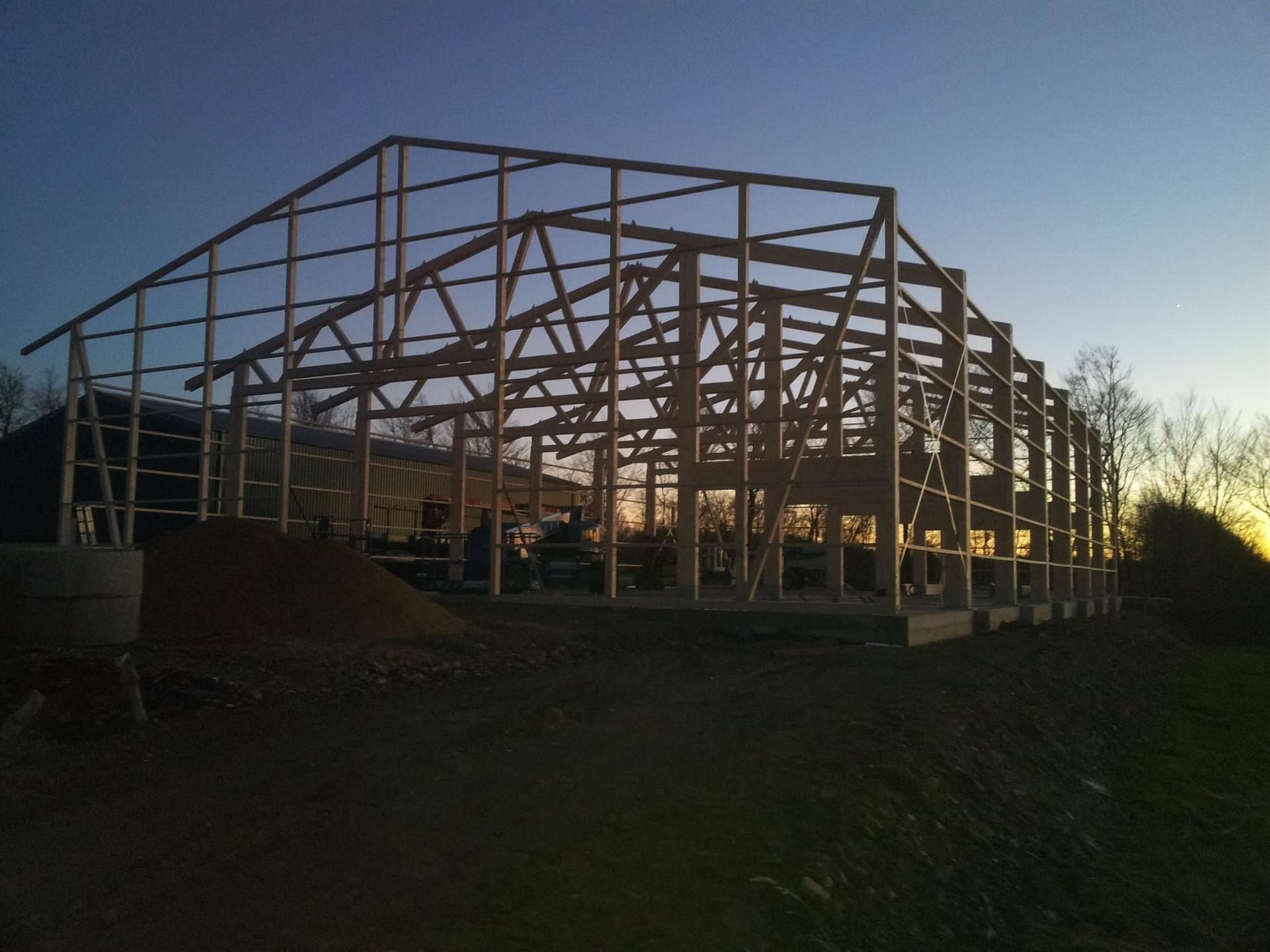Ein im Bau befindliches Gebäude mit einem blauen Himmel im Hintergrund