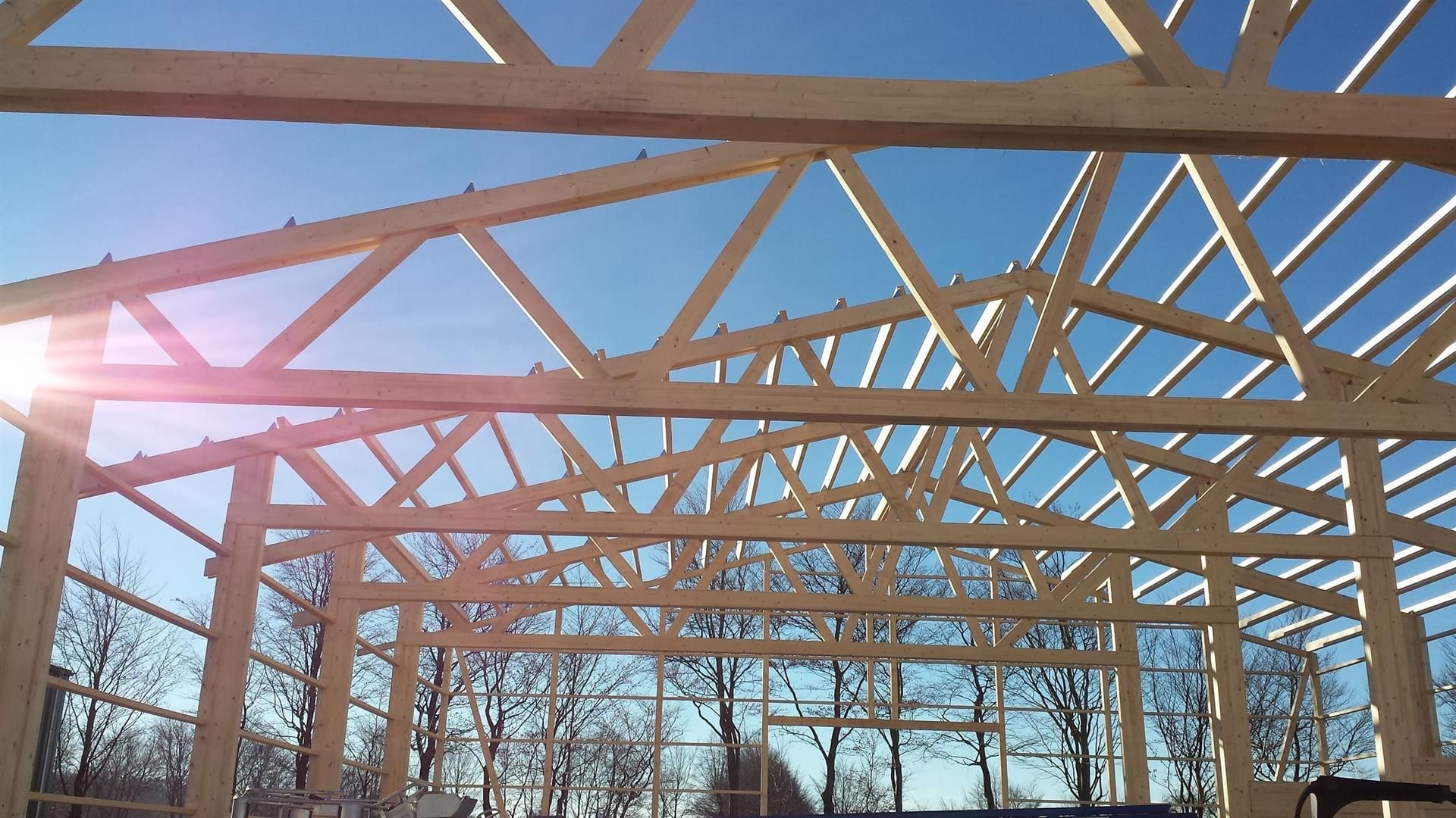 Die Sonne scheint durch das Dach eines im Bau befindlichen Gebäudes