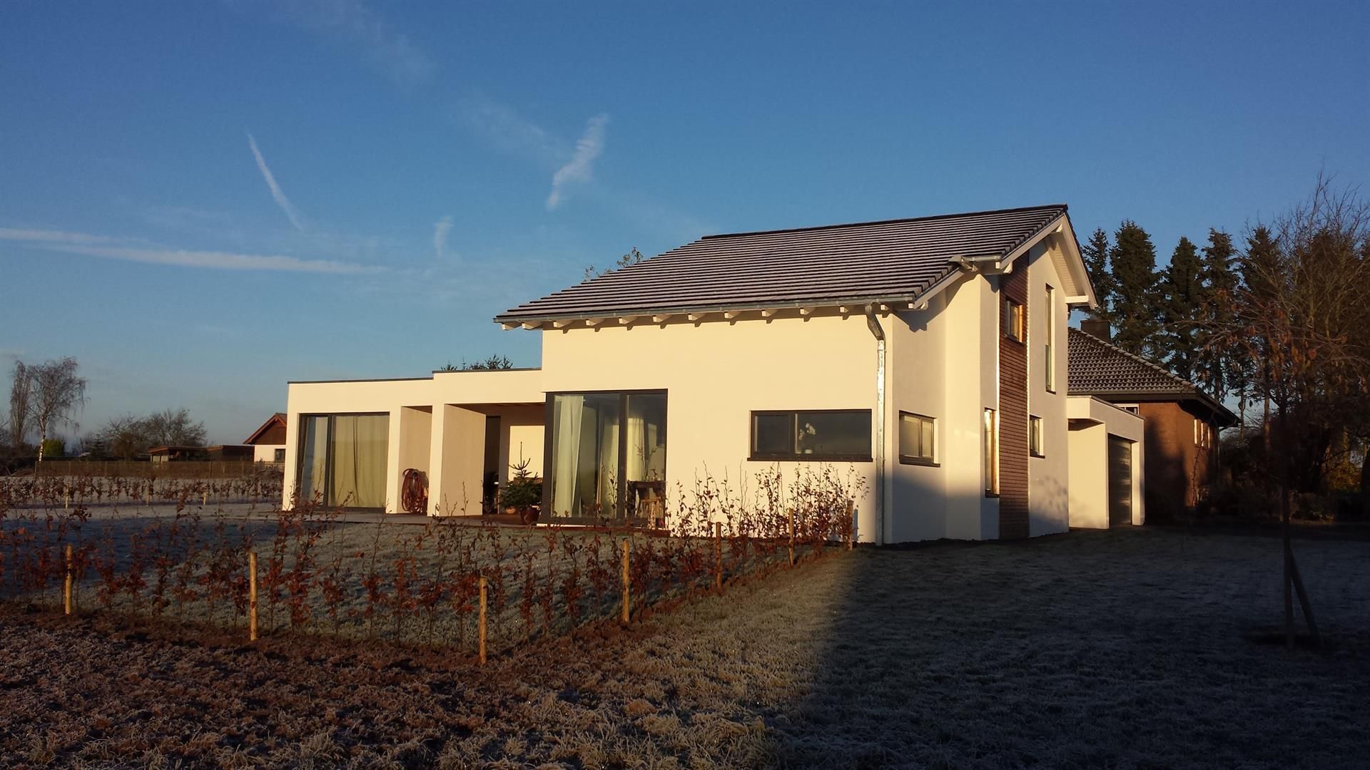 Ein weißes Haus mit einem schwarz-weiß gestreiften Dach