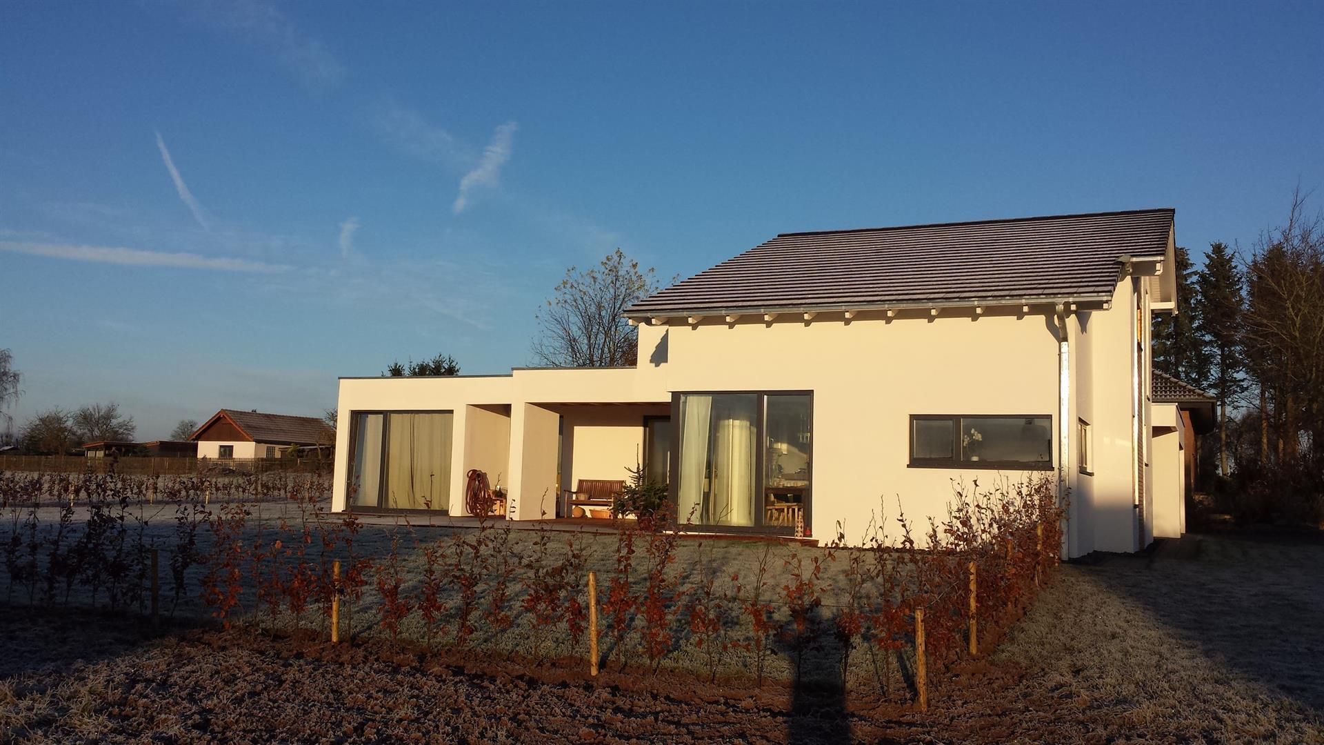 Ein weißes Haus mit einem schwarz-weiß gestreiften Dach