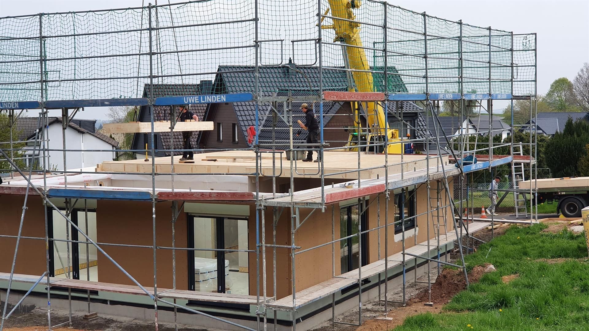 Ein im Bau befindliches Gebäude mit Gerüst und Kran