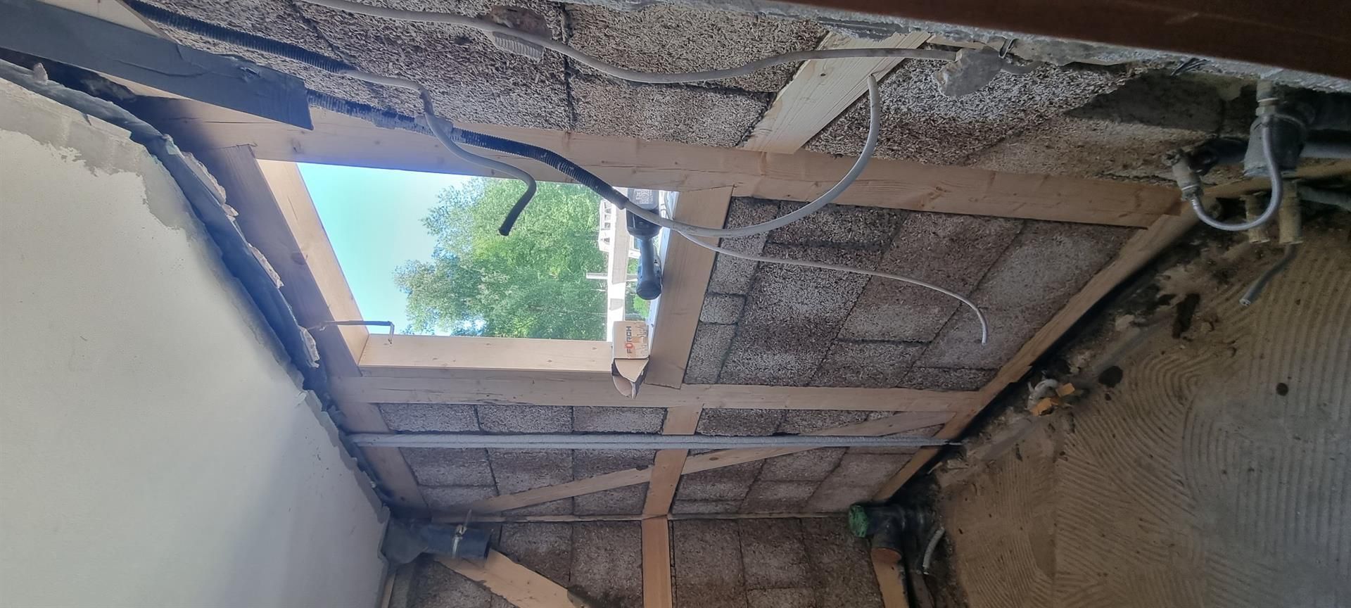 Eine Decke mit einem Loch darin, das wie ein Fenster aussieht