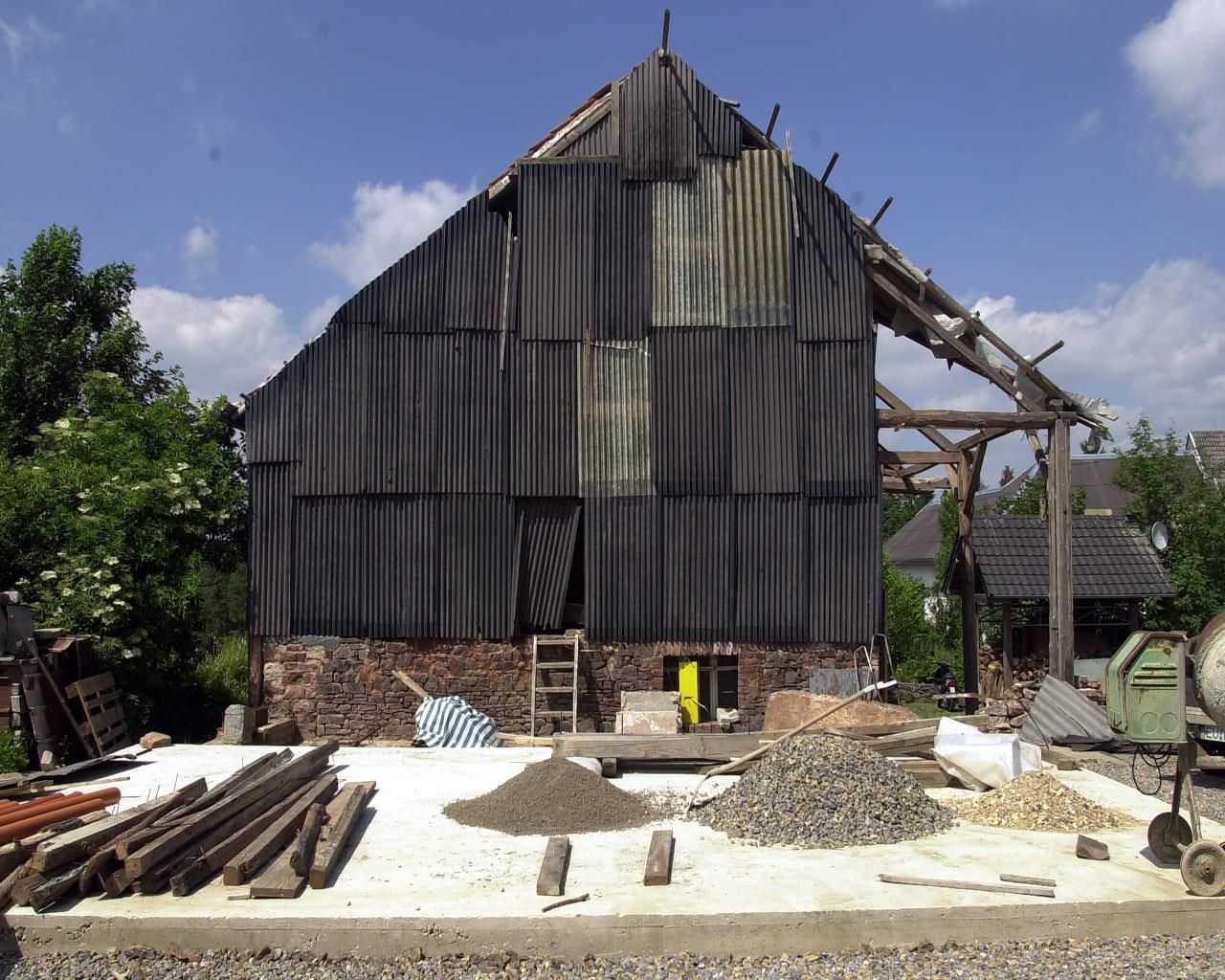 Ein großes Gebäude mit fehlendem Dach