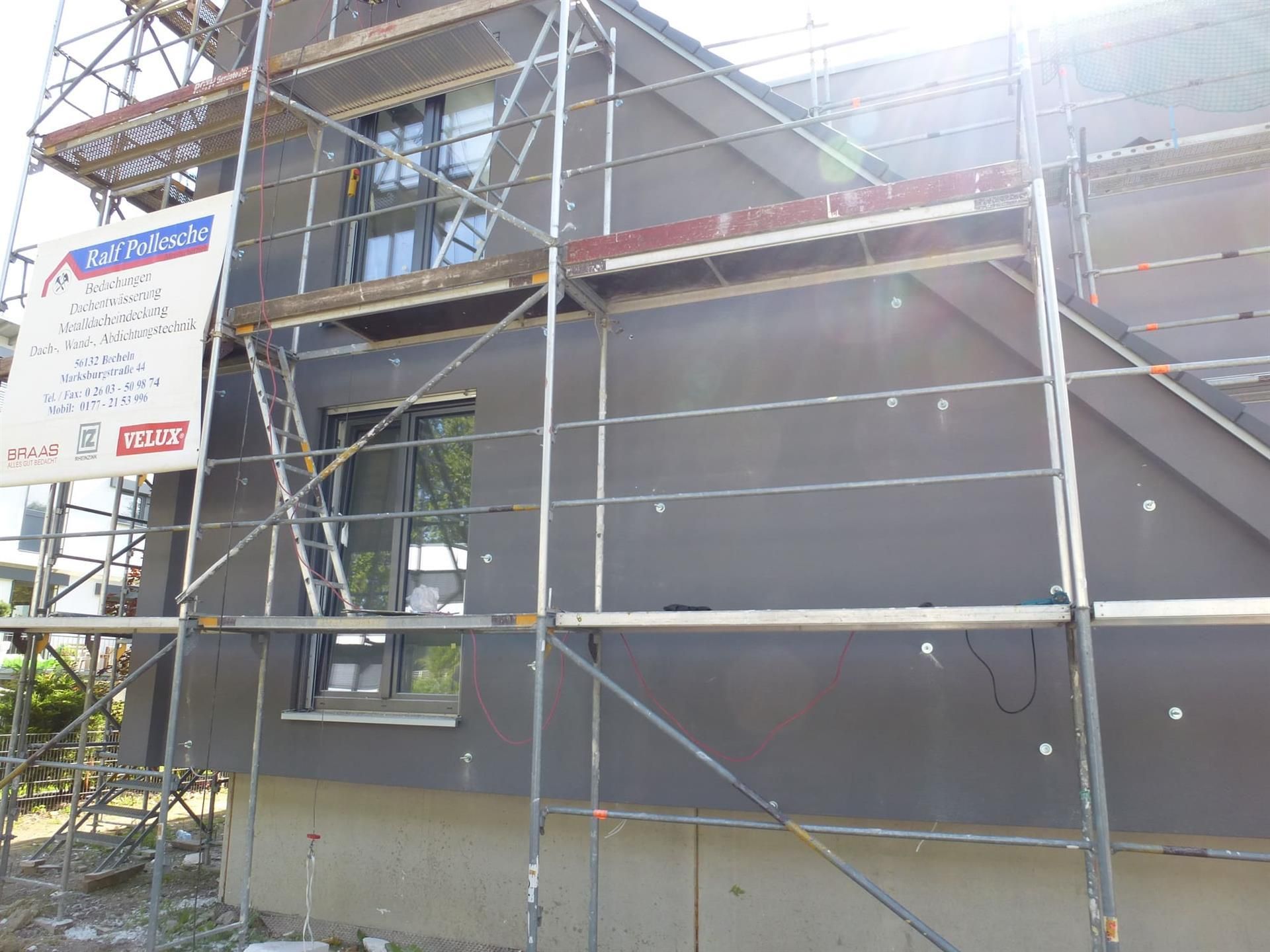 Ein Gebäude im Bau mit Gerüsten und einem Schild mit der Aufschrift Hilti