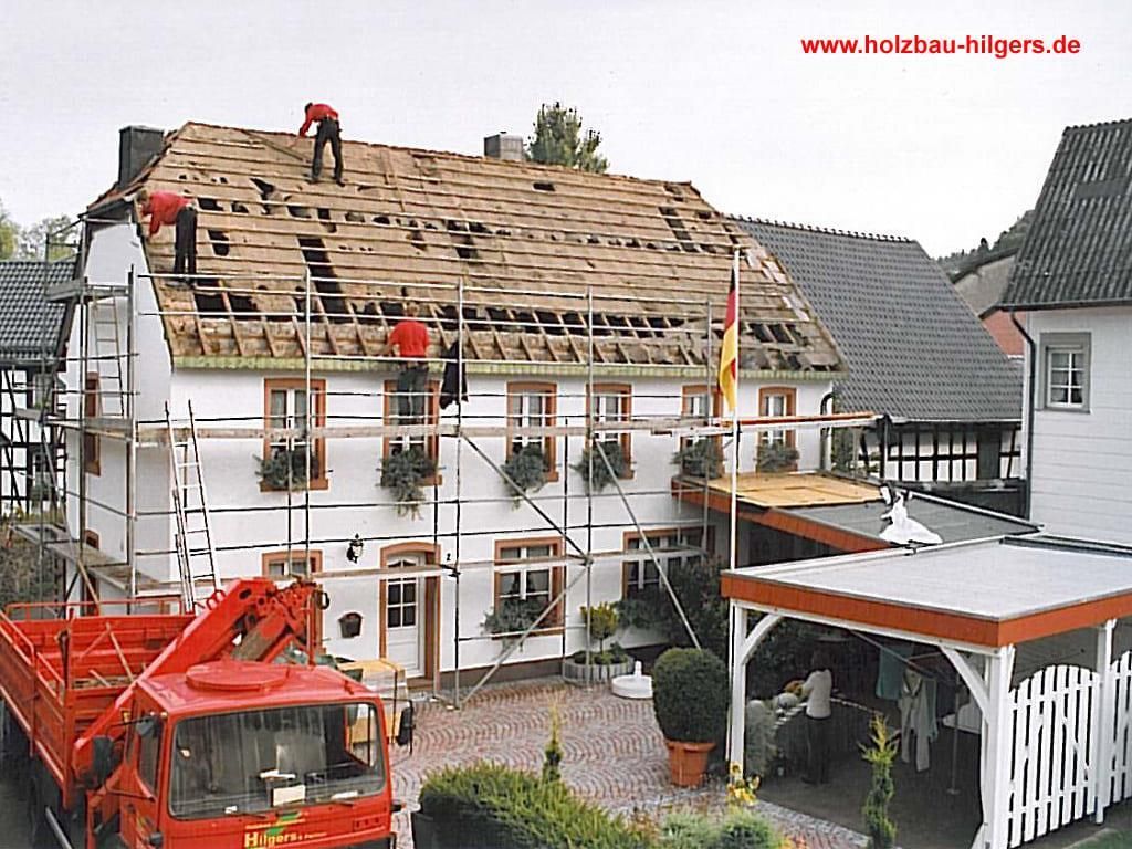 Ein roter Lastwagen steht vor einem Haus, das gerade renoviert wird