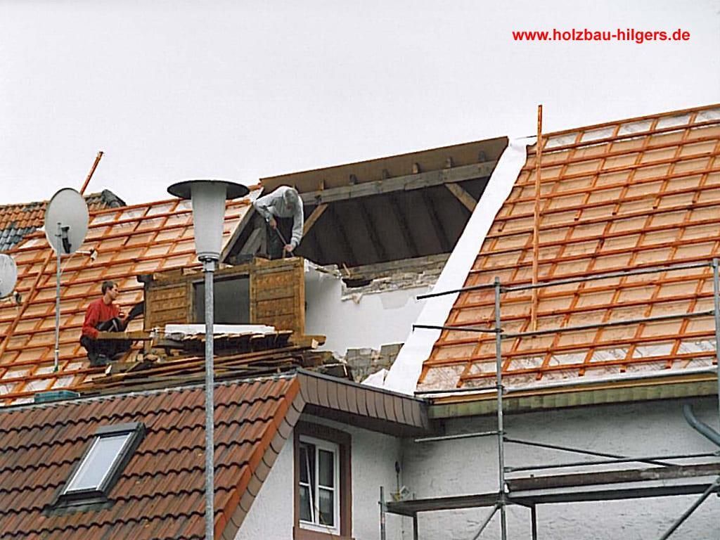 Ein Bild eines Daches mit der Website www.holzbau-algers.de