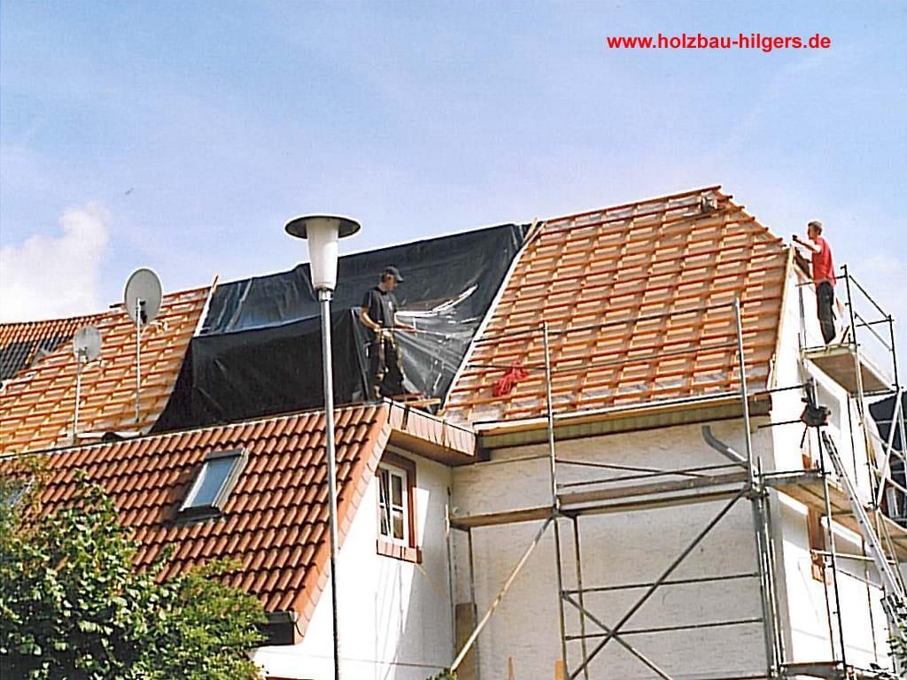 Ein Bild eines Daches mit der Webseite www.holzbau-higon.de sichtbar