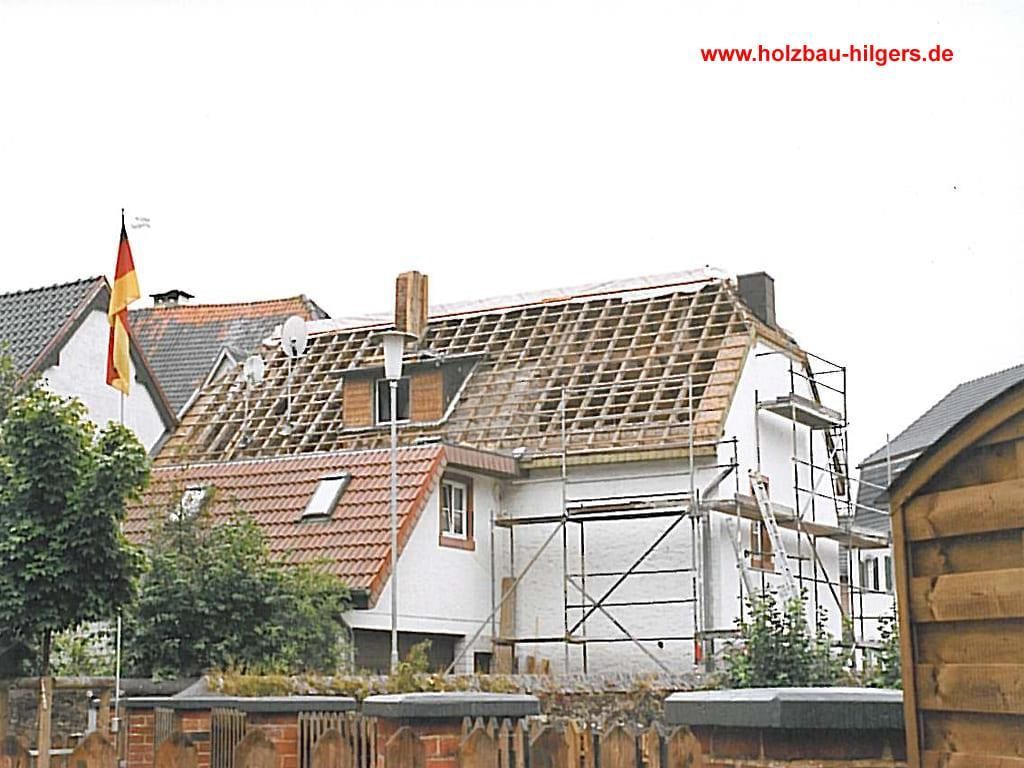 Ein Haus mit einem Dach, das renoviert wird