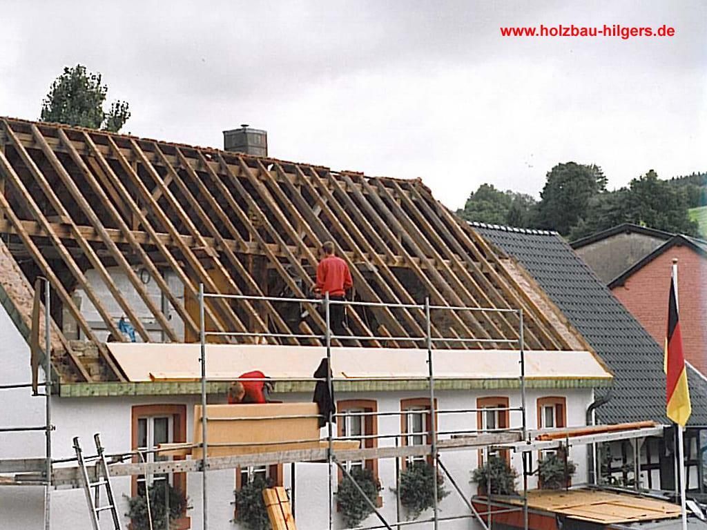 Es wird ein Dach gebaut und die Website ist www.holzbau-hilgers.de