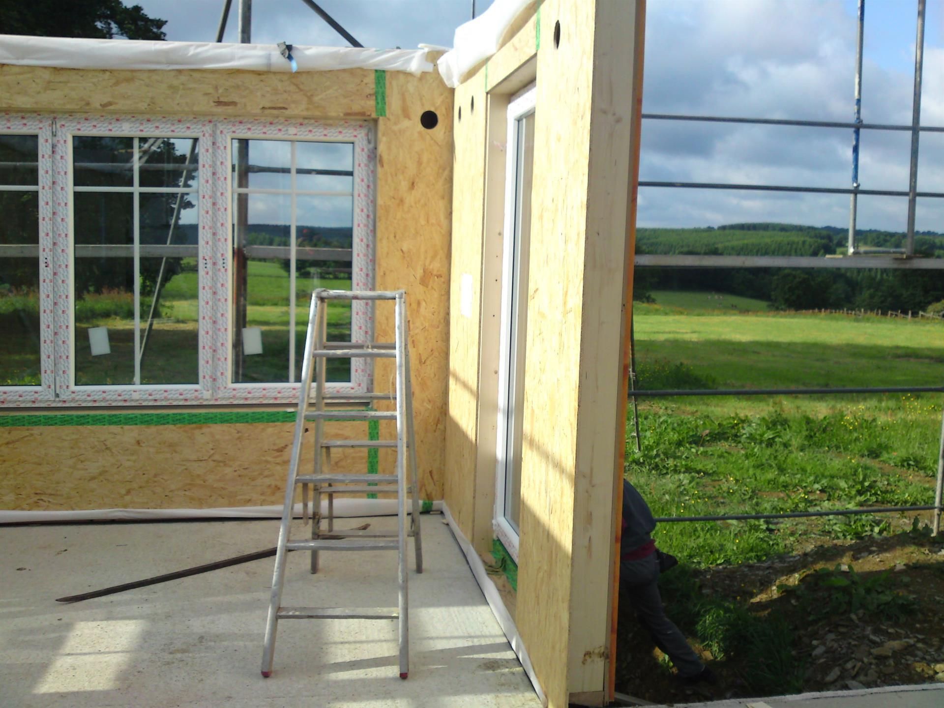 Eine Leiter steht an der Seite eines im Bau befindlichen Gebäudes