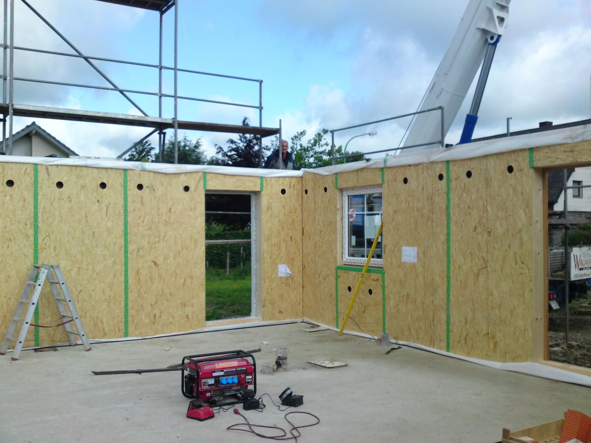 Ein roter Generator steht in der Mitte eines im Bau befindlichen Gebäudes