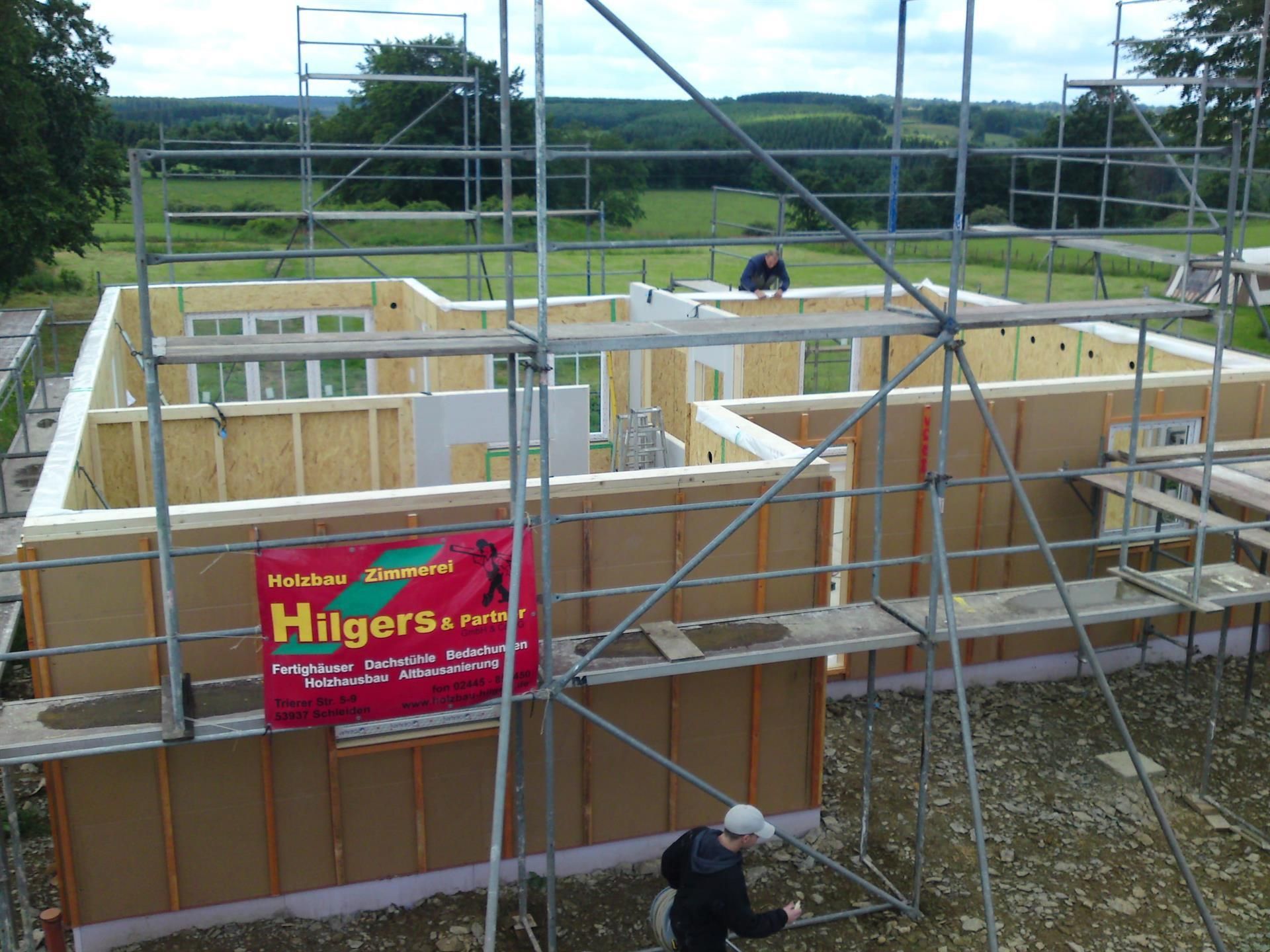 Eine Baustelle mit Gerüsten und einem Schild mit der Aufschrift „Hilger“