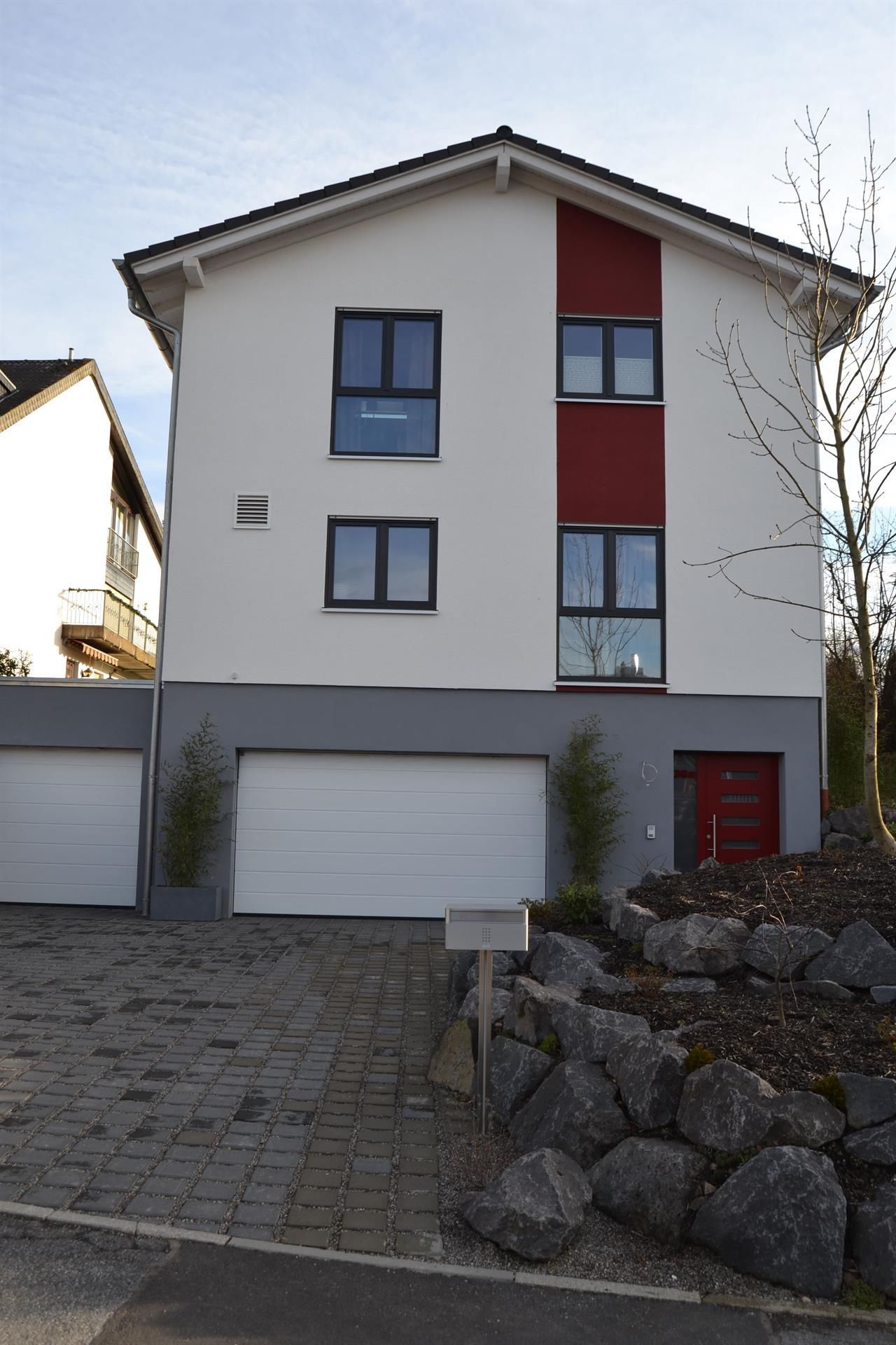 Ein weiß-rotes Haus mit der Nummer 1 darauf