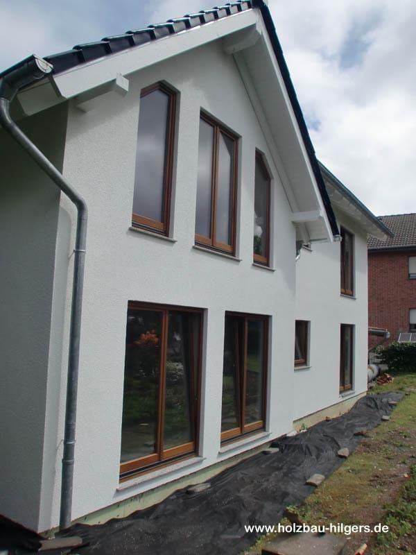 Ein weißes Haus mit vielen Fenstern entsteht