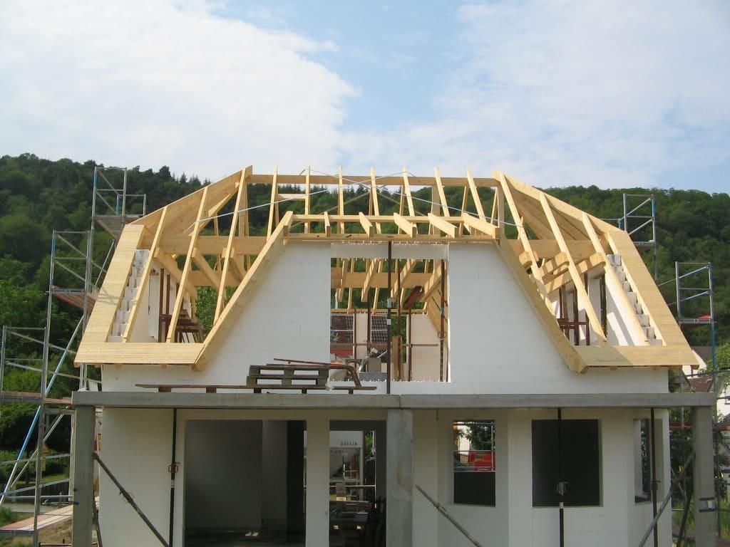 Ein im Bau befindliches Haus mit einem Holzdach