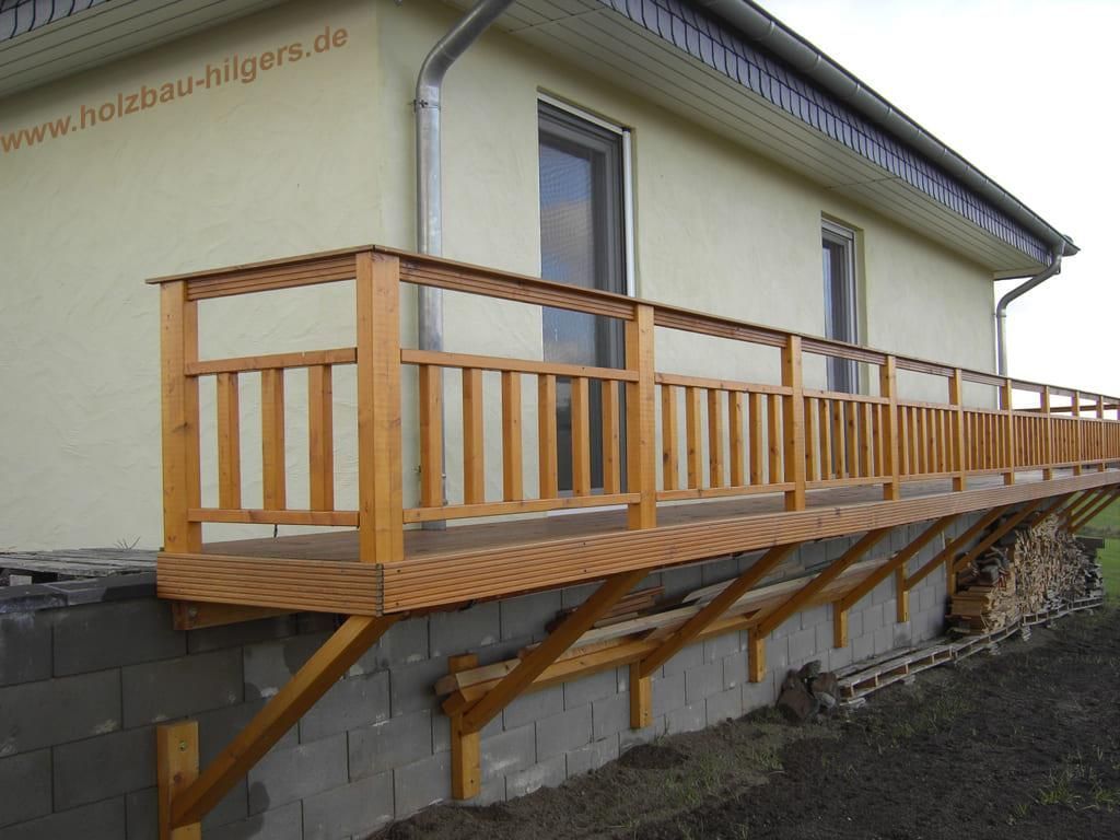 Ein Haus mit Holzbalkon und die Website www.holzbau-hulgova.de