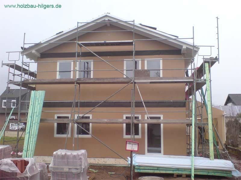 Ein Haus, das mit einem Gerüst darum herum gebaut wird